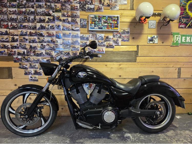 Victory Motorcycle HAMMER VEGAS 8 BALL 